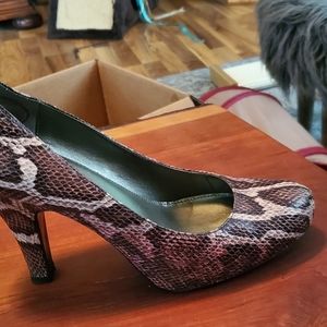 Bandolino snakeskin print pumps